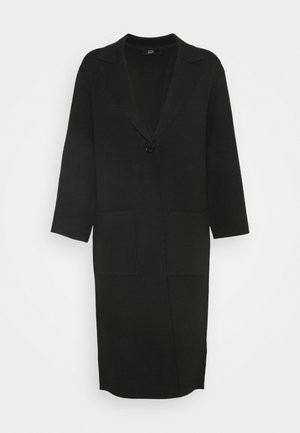 Sort lang frakke lavet af et blødt materiale, med klapkrave, enkelt knaplukning og to forreste lommer.