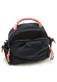 Bolsa de nylon negra con un asa de coral retorcida, cremalleras doradas y acentos en rosa. Cuenta con un interior espacioso y bolsillos laterales para organización.