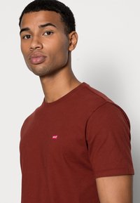 Levi's® ORIGINAL HOUSEMARK TEE - T-shirt básica - fired brick
