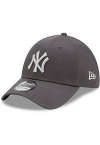 Grau Kappe aus Stoff mit strukturiertem Design. Verfügt über ein weißes gesticktes Logo und einen verstellbaren Verschluss. Gebogener Schirm.