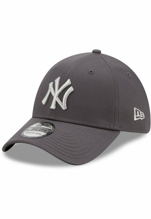 Grau Kappe aus Stoff mit strukturiertem Design. Verfügt über ein weißes gesticktes Logo und einen verstellbaren Verschluss. Gebogener Schirm.