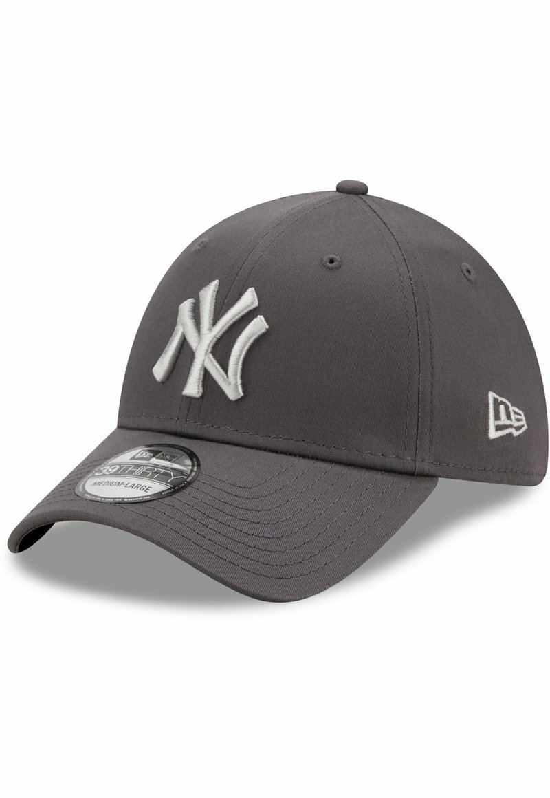 Grau Kappe aus Stoff mit strukturiertem Design. Verfügt über ein weißes gesticktes Logo und einen verstellbaren Verschluss. Gebogener Schirm.