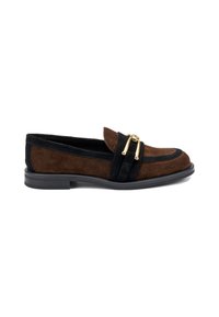 Mocassino in suede marrone con dettagli in suede nero, dotato di una fibbia in metallo dorato nella parte anteriore e suola nera piatta. Design classico, materiali testurizzati.