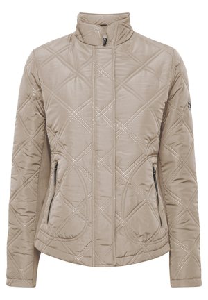 Beige gesteppte Jacke mit Stehkragen, Reißverschlusstaschen, schrägem Nahtmuster und glatter Textur. Verfügt über eine robuste Verarbeitung und minimales Metallzubehör.