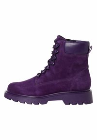 Stivale alla caviglia in suede viola con chiusura con lacci, collo imbottito e suola robusta. Presenta una consistenza liscia e dettagli in metallo a contrasto.