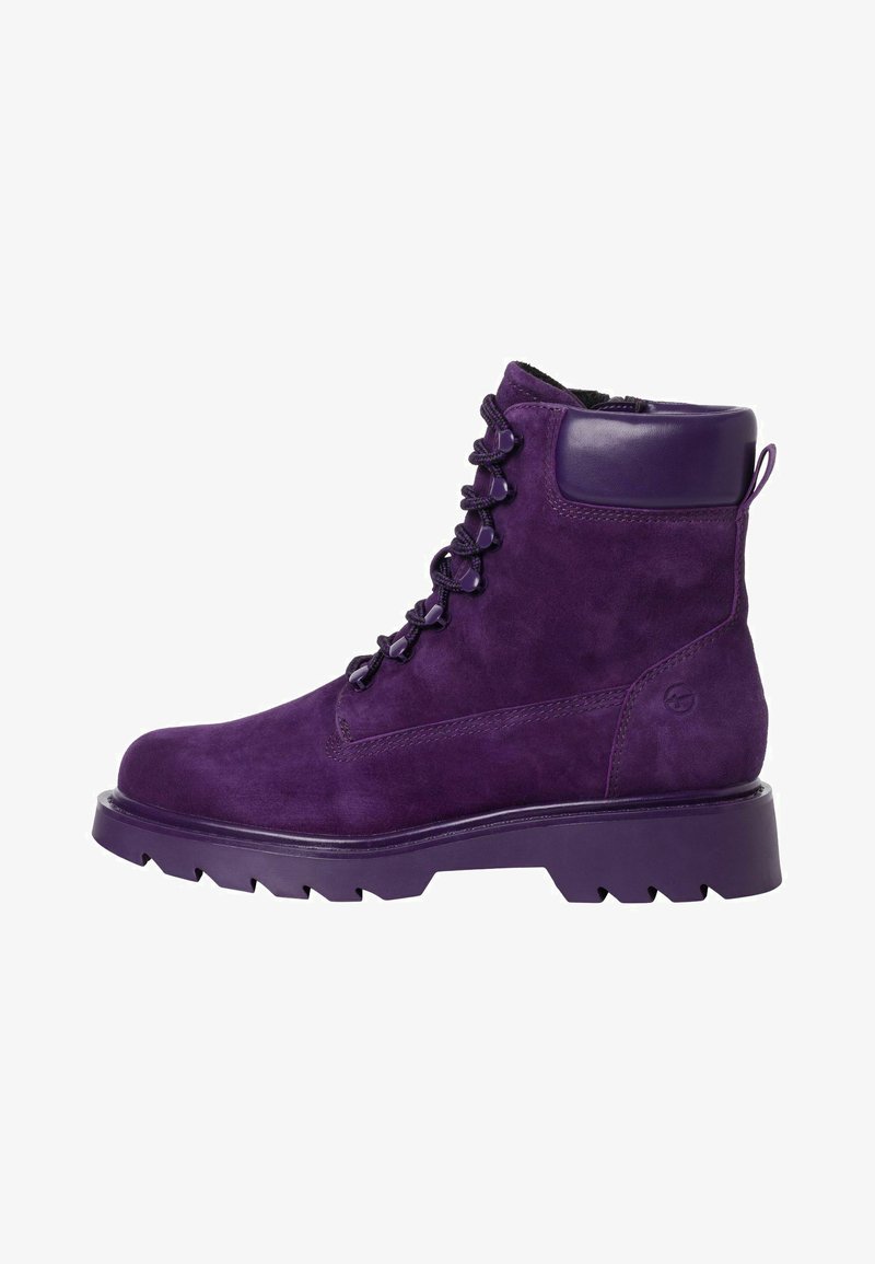 Botín de ante morado hasta el tobillo con cierre de cordones, cuello acolchado y suela rugosa. Presenta una textura suave y acentos de herrajes en contraste.