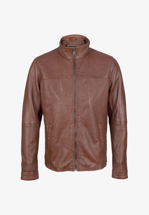 Chaqueta de cuero marrón con cuello alto, cierre frontal de cremallera, dos bolsillos laterales y una textura suave. Ajuste a medida con líneas limpias.