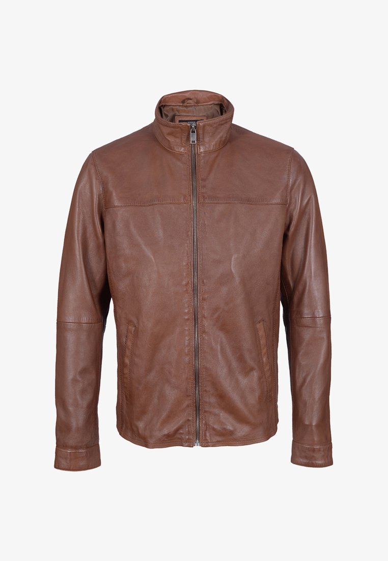 Bruine leren jas met een opstaande kraag, ritssluiting aan de voorkant, twee zijzakken en een gladde textuur. Strakke pasvorm met cleane lijnen.