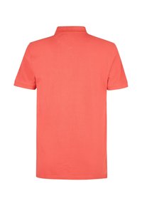 Koraalkleurig polo shirt van katoen, met een klassieke kraag, korte mouwen en een gladde textuur. Eenvoudig ontwerp zonder zichtbare patronen.