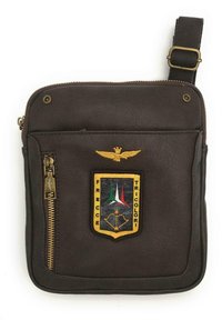 Borsa a tracolla in pelle marrone con una tasca frontale con zip, un distintivo ricamato con strisce verdi, bianche e rosse, e un dettaglio in ottone sulla zip.