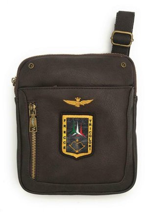Borsa a tracolla in pelle marrone con una tasca frontale con zip, un distintivo ricamato con strisce verdi, bianche e rosse, e un dettaglio in ottone sulla zip.