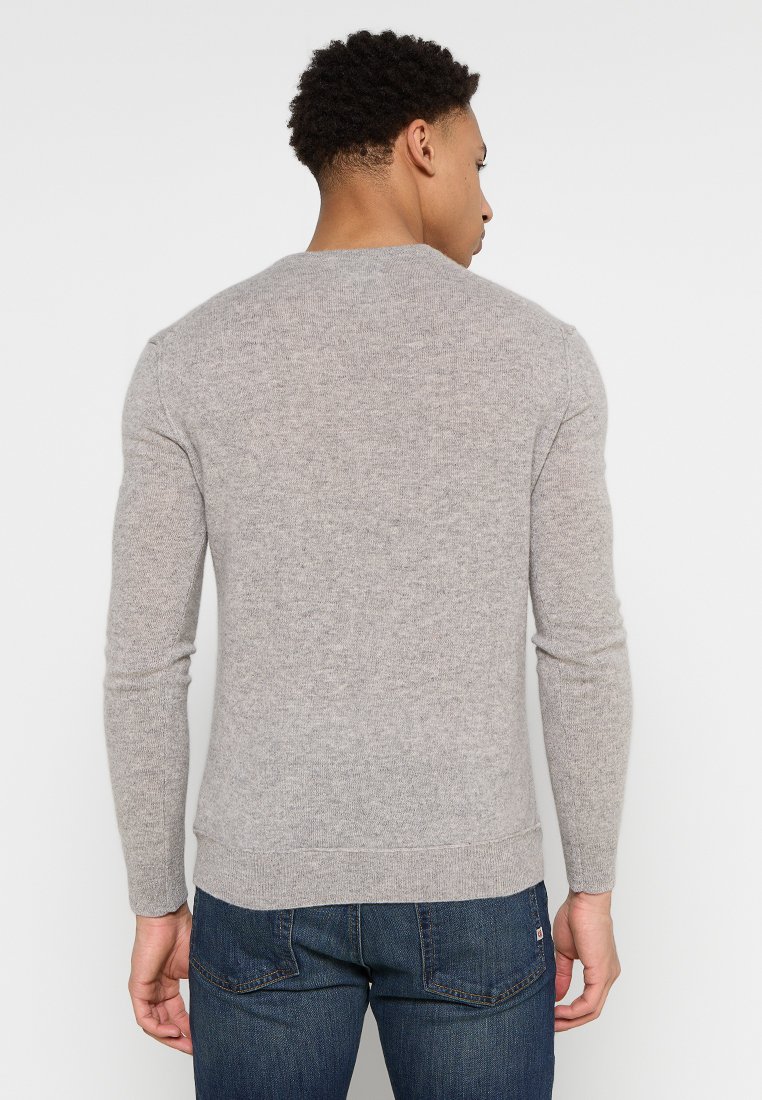 Helles graues Sweatshirt aus weichem, strukturiertem Stoff, mit einem Rundhalsausschnitt und langen Ärmeln, von hinten mit einem geraden Saum gezeigt.