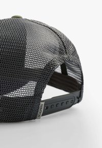 Gorra de béisbol negra de malla con visera curva, correa plástica ajustable y una pequeña etiqueta que dice "SCALPERS" cerca de la parte trasera.