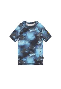 Kék, rövid ujjú póló víz alatti mintával, melyen több foltos sasray úszik egy korallszínű háttér felett.