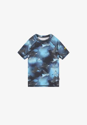 Camicetta blu a maniche corte con design subacqueo che presenta più raggi marmorizzati che nuotano su uno sfondo corallino.