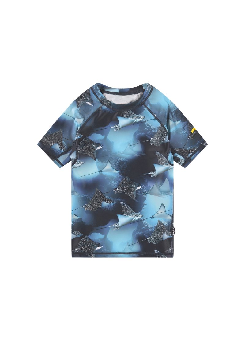 Kék, rövid ujjú póló víz alatti mintával, melyen több foltos sasray úszik egy korallszínű háttér felett.