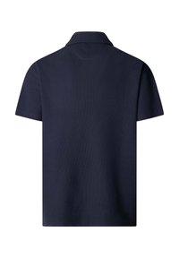 Polo blu navy a maniche corte con colletto, mostrata da dietro, su sfondo bianco.