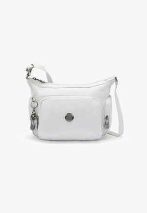 Weißes Crossbody-Bag mit strukturierter Oberfläche, silbernen Beschlägen, einer vorderen Reißverschlusstasche und verstellbarem Trageriemen. Mit Logodetail auf der Vorderseite.