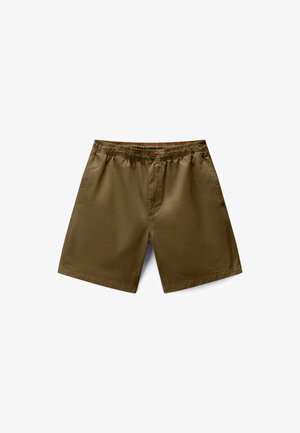 Brune herre knælange shorts med elastisk talje, forreste knap og sidelommer, lagt fladt på en hvid baggrund.