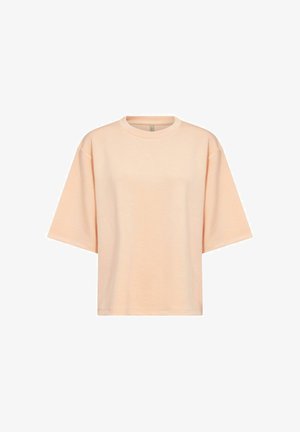 Pfirsichfarbenes, übergroßes T-Shirt mit kurzen Ärmeln, Rundhalsausschnitt, schlichten Design und abgefallenen Schulternähten auf weißem Hintergrund.