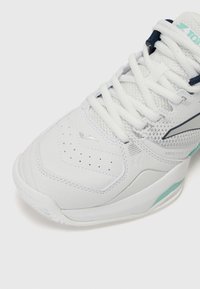 Białe sportowe buty z siateczkową i syntetyczną cholewką, okrągłym czubkiem, perforowanymi detalami, granatowymi akcentami i jasnoniebieską podeszwą.