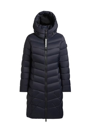 Marineblå pufferjakke med høj krave, lynlås i fuld længde og quiltet chevronmønster. Har en aftagelig hætte og logo-tag.