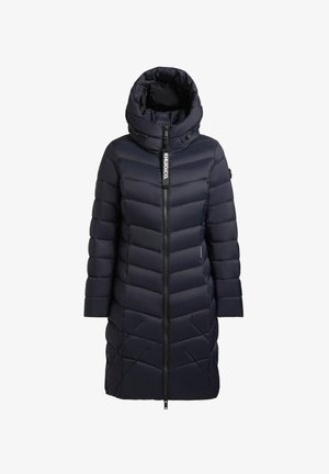 Tumedast sinine puffer-jakk kõrge kraega, täispikk lukk ja õmmeldud chevron-muster. Omab eemaldatavat kapuutsi ja logotagi.