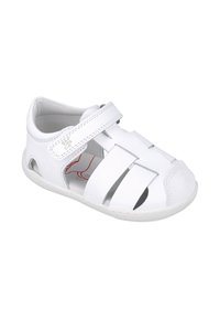 Bílé dětské sandály vyrobené z měkkého syntetického materiálu, s uzavřenou špičkou, otevřenými stranami, nastavovacími popruhy a perforovaným designem pro prodyšnost.