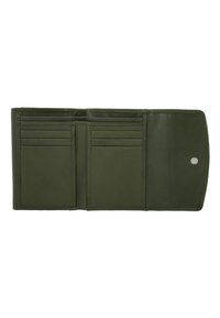 Cartera de cuero verde, diseño bifold, con múltiples ranuras para tarjetas y compartimentos, textura suave y cierre de broche de metal.
