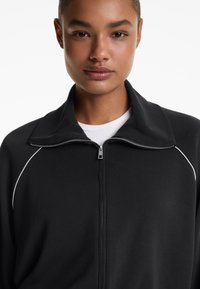 OYSHO Felpa con zip - black