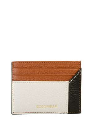 Lederkartenhalter mit drei Kartenfächern. Erhältlich in braun, weiß und schwarz, mit strukturiertem Finish und geprägt Logo auf der Vorderseite.