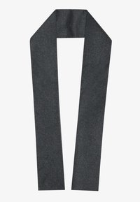 Bufanda gris oscuro hecha de una tela suave, larga y rectangular, con una textura lisa y bordes limpios, adecuada para enrollar o drapear.