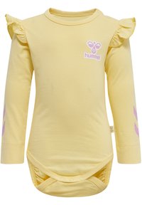 Langsleeve gele body met rimpel schouders, roze logo op de borst en roze chevronpatronen op de mouwen. Drukknopen aan de onderkant.