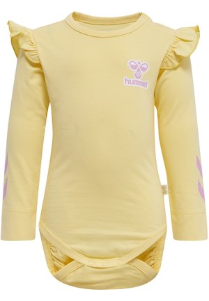 Langærmet gul bodystocking med volanger på skuldrene, pink logo på brystet og pink chevron mønstre på ærmerne. Trykknaplukning nederst.