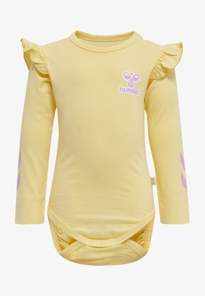 Langärmliger gelber Body mit Rüschenschultern, pinkem Logo auf der Brust und pinken Zick-Zack-Mustern an den Ärmeln. Druckknopfverschluss am Boden.