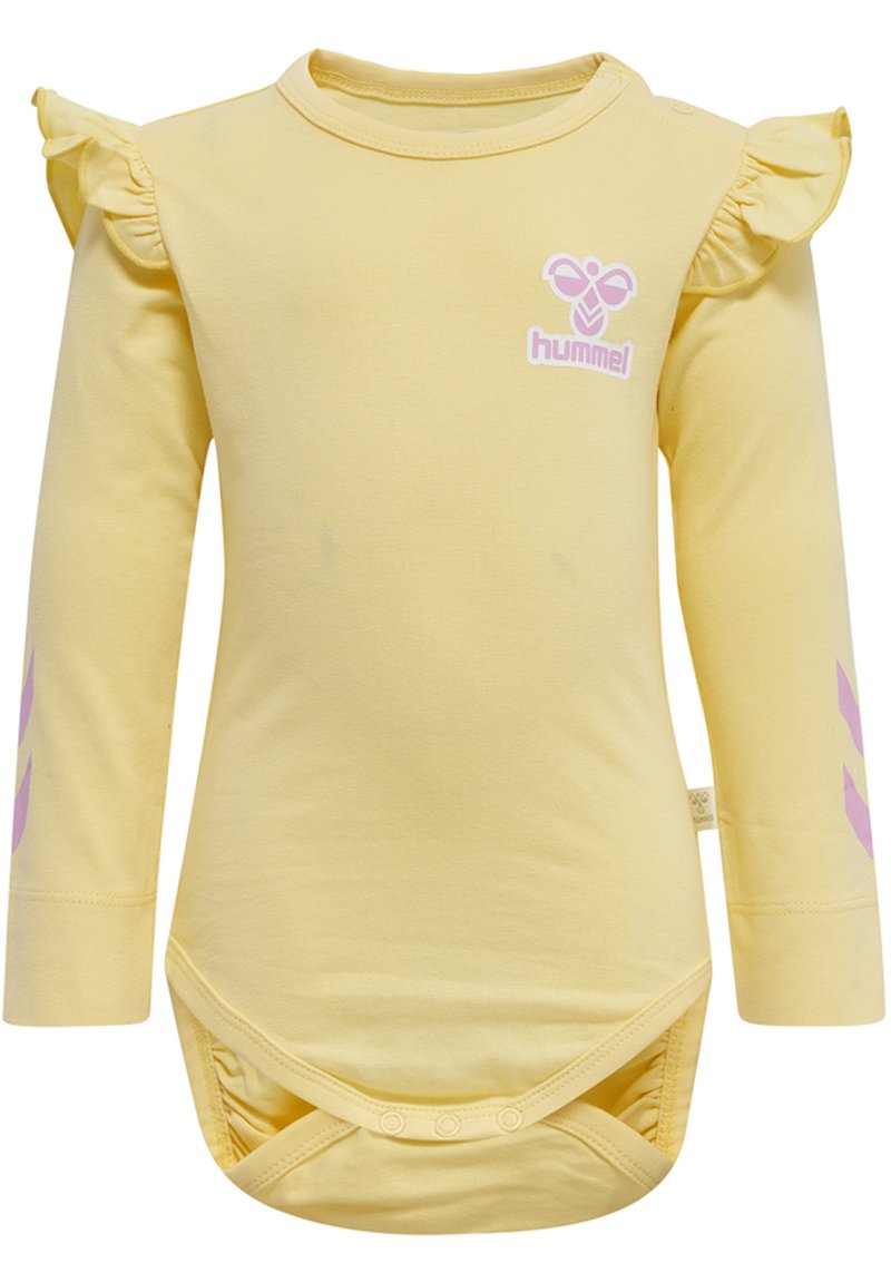 Langsleeve gele body met rimpel schouders, roze logo op de borst en roze chevronpatronen op de mouwen. Drukknopen aan de onderkant.