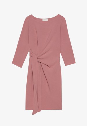 Rosa, knelange kjole med trekvartermidler, en knyttet detalj i midjen og et mykt, teksturert stoff. Rund hals, enkel design.
