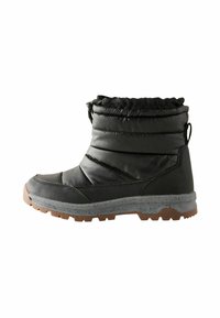 Bottes de cheville isolées noires avec un dessus rembourré, une semelle en caoutchouc, des accents texturés et une languette à l'arrière pour un enfilage facile.
