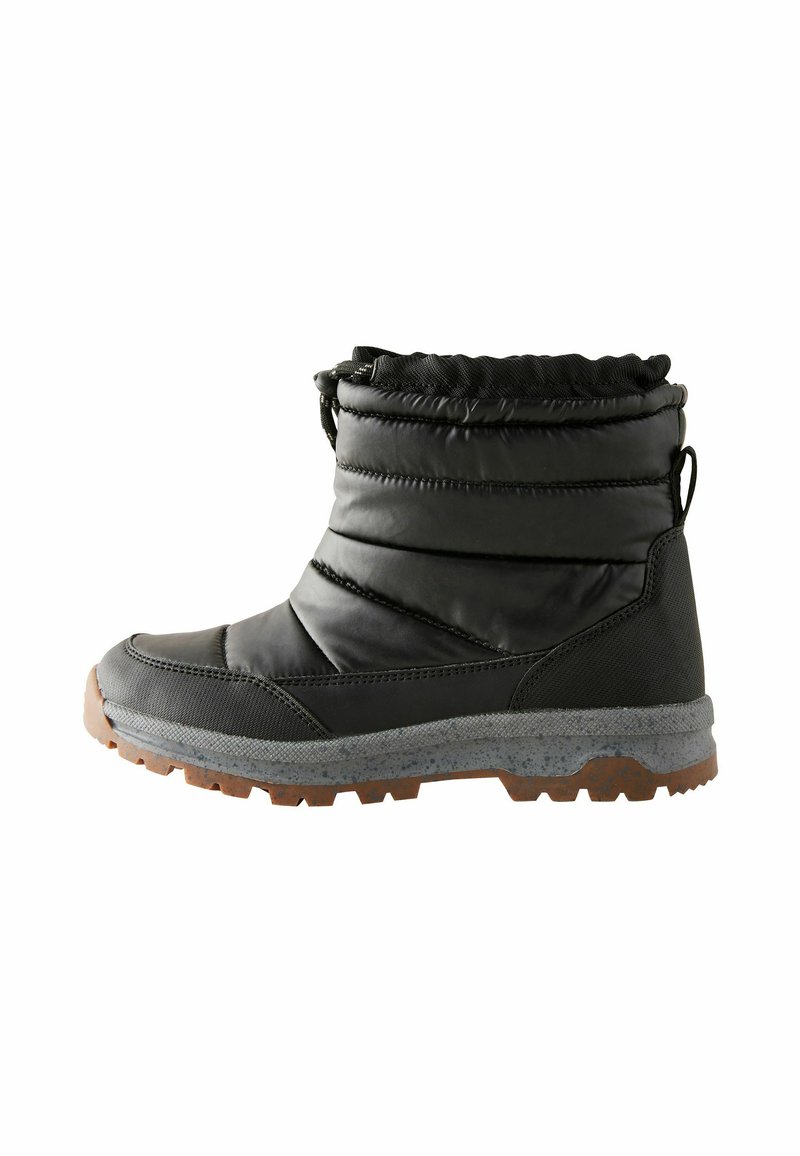 Bottes de cheville isolées noires avec un dessus rembourré, une semelle en caoutchouc, des accents texturés et une languette à l'arrière pour un enfilage facile.