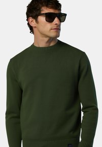 Maglione verde a maglia con maniche lunghe, scollo e orlo a coste, tessuto testurizzato e piccolo dettaglio logo sul fondo.
