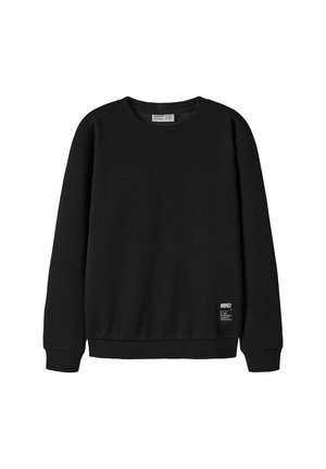 Sweat-shirt noir à manches longues avec col rond et bords-côtes aux poignets et à l'ourlet, doté d'une petite étiquette rectangulaire avec texte près de l'ourlet inférieur à l'avant.