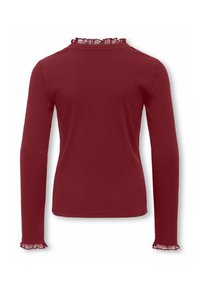 Langermet topp i dyp rød ribbestrikket stoff, med flænset halslinning og mansjetter, glatt tekstur, tettsittende design.