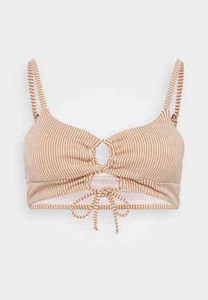 Haut de bikini rayé en beige et marron, avec un détail clé de type ouverture à l'avant, des bretelles réglables et un lien à la base. Texture de tissu lisse.