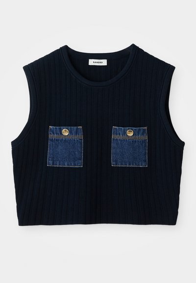 Σκούρο μπλε ριμπ αμάνικο τοπ με δύο τσέπες από τζιν που διαθέτουν χρυσά κουμπιά. Στρογγυλή λαιμόκοψη και cropped σχέδιο.