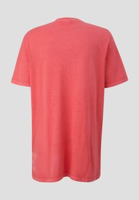 Kurzarm-T-Shirt aus korallenfarbener Baumwolle, mit einem einfachen Design, Rundhals und einem Druckdetail nahe dem Saum auf der Rückseite.