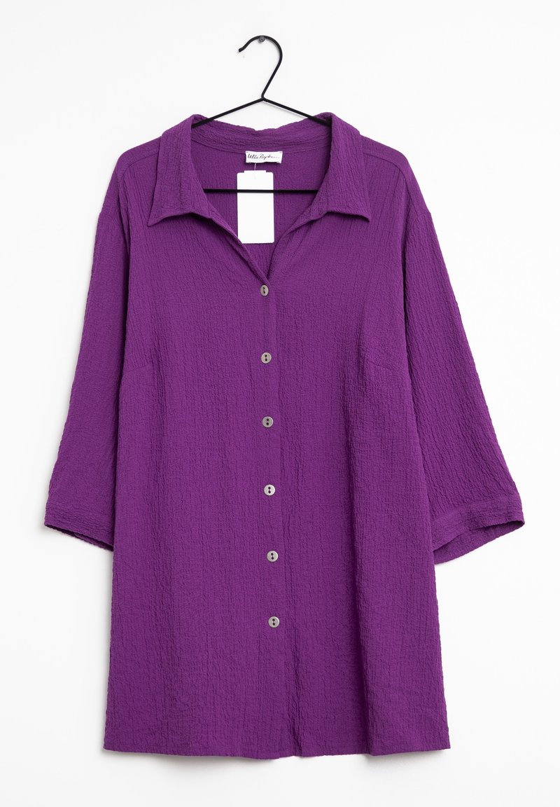 Blouse violette texturée à manches longues avec col et six boutons sur le devant, suspendue sur un cintre noir sur fond blanc.