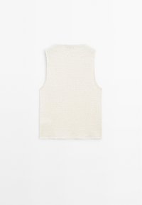 Bezrękawnik z fakturowanej, off-white tkaniny o miękkim, prążkowanym wzorze i okrągłym dekoltem, charakteryzujący się prostym designem i brakiem ozdobników.