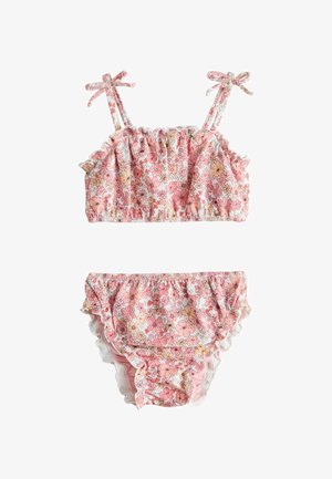 Blomstret todelt badedragtssæt med pink og hvide mønstre. Toppen har flæsekanter og skulderbuer; bunden har en rynket talje.