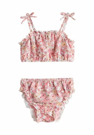 Floraler zweiteiliger Badeanzug mit rosa-weißen Mustern. Das Oberteil hat Rüschendetails und Schleifen an den Schultern; das Unterteil verfügt über einen gerafften Bund.