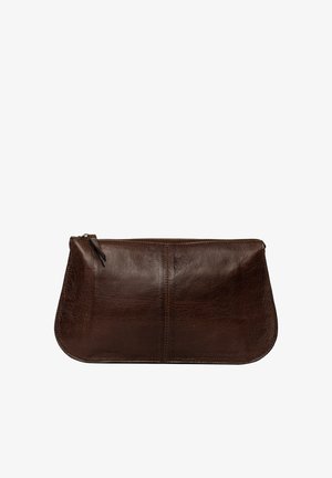 Smeđa kožna torbica s glatkom teksturom i zakrivljenim dnom. Ima zatvaranje na zip na vrhu i minimalistički dizajn, bez ukrasa.